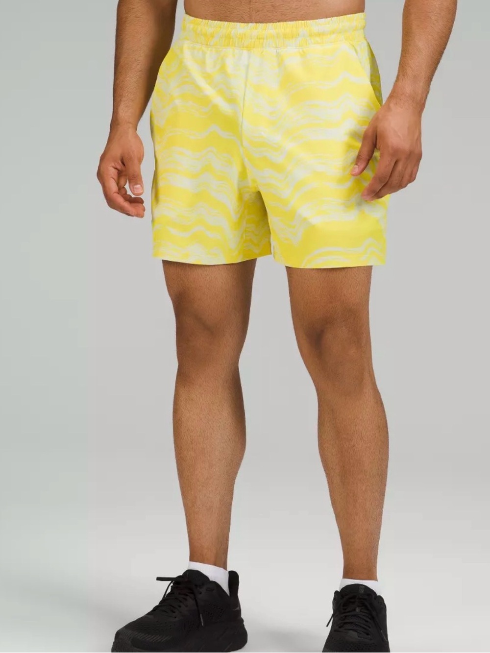 Lululemon Men's Yellow Pace Breaker Wave-Print Athletic Shorts Size Small